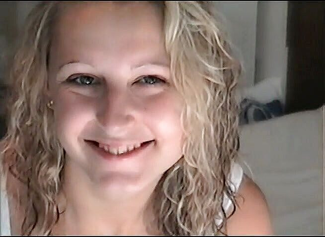 Flash Model Amateurs: 性感的金发女孩在试镜时展示她可爱的身体