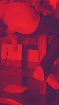 Femboy bị đụ mạnh bởi con cu giả khổng lồ này cho đến khi tôi xuất tinh