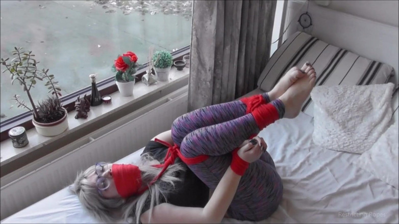 Restricting Ropes: Luna Grey - ditelanjangkan dengan ketat