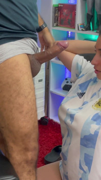 Argentinská dívka prohrává sázku a musí sát skvělého ptáka