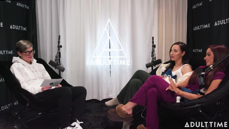 Adult Time Podcast: Podcast gwiazd po podpięciu lesbijek