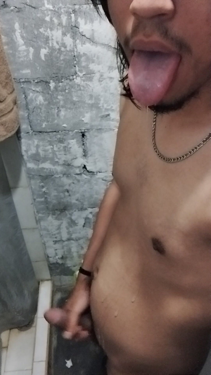 AlexAlejandro13: Ślinię się na brzuch, będąc nagą