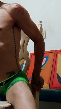 Raba Erre Elle se provoca un orgasmo sin manos para su club de fanáticos