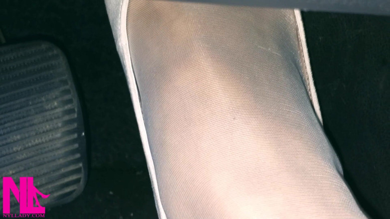 Nyllady: 穿着白色丝袜和白色高跟鞋的疯狂踏板