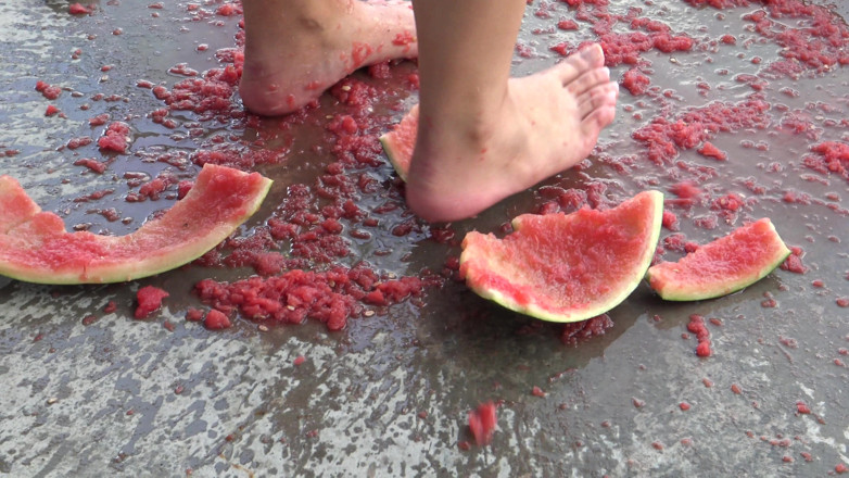 Femdom Austria: Watermelon feeding!
