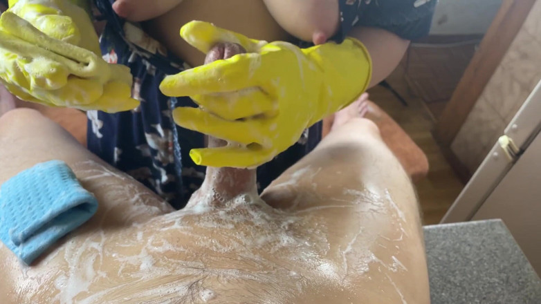 Cherryonthecake231: Styvmamma tvättade min kuk tills jag cum