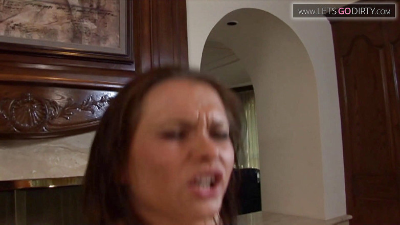 French X: Cagna geme di piacere mentre un enorme cazzo si lacera...