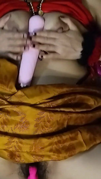 Бхабхи ввела секс-игрушку в киску и вынула сок из киски