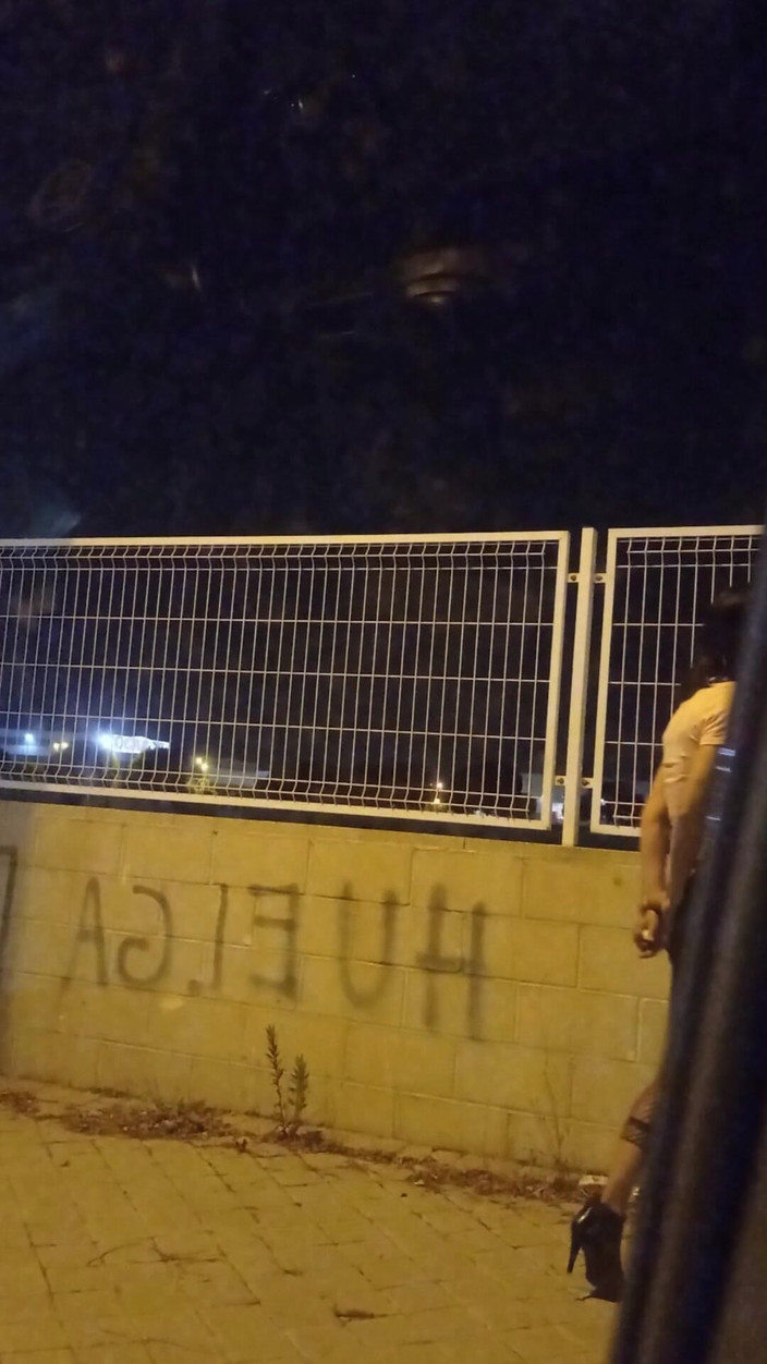 Penelopene27: Travesti teşhirci açık havada bölüm 1