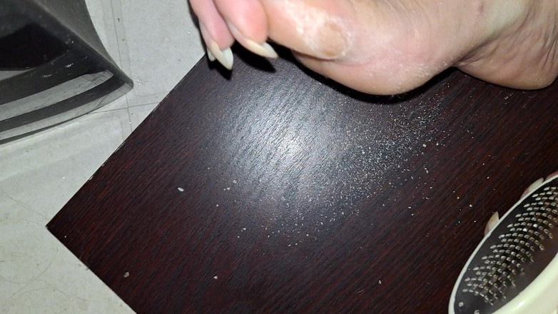 Naughty alchemy: Fetiš s prachem na chodidla