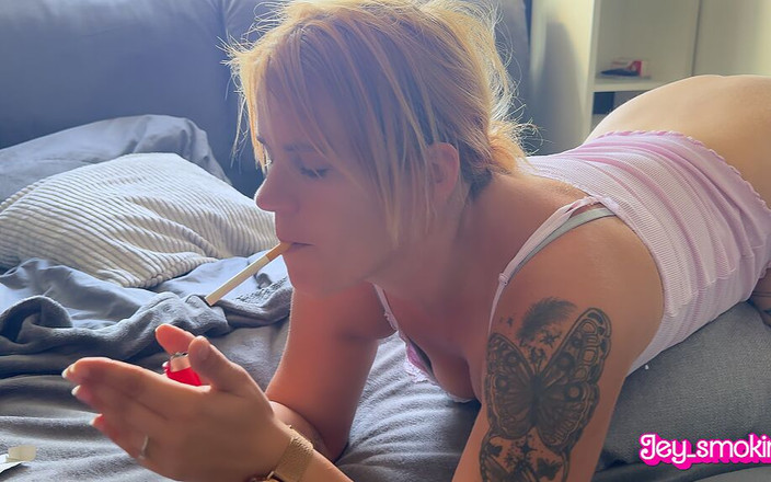 Jey smoking: Yumrukluyken 2 Marlboro Medium'u Duman Et