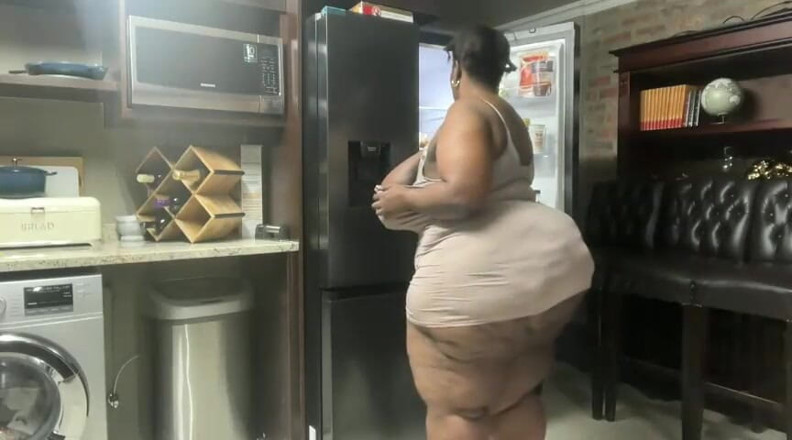 Legendary Booty Overdose: Milf ebano geme e spogliarello in cucina