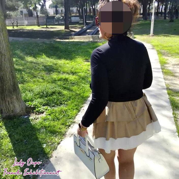 Lady Oups: Minigonna Pubblica Senza Mutandine Con Plug Anale