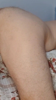 Sträcker sitt rövhål med en uppblåsbar dildo & mjölkar hans stora kuk & bundna bollar