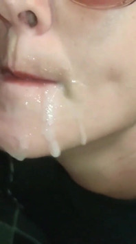 Klaarkomen in de mond | Orale creampie | Lading in gezicht | Rijpe milf | Amateur eigengemaakte compilatie