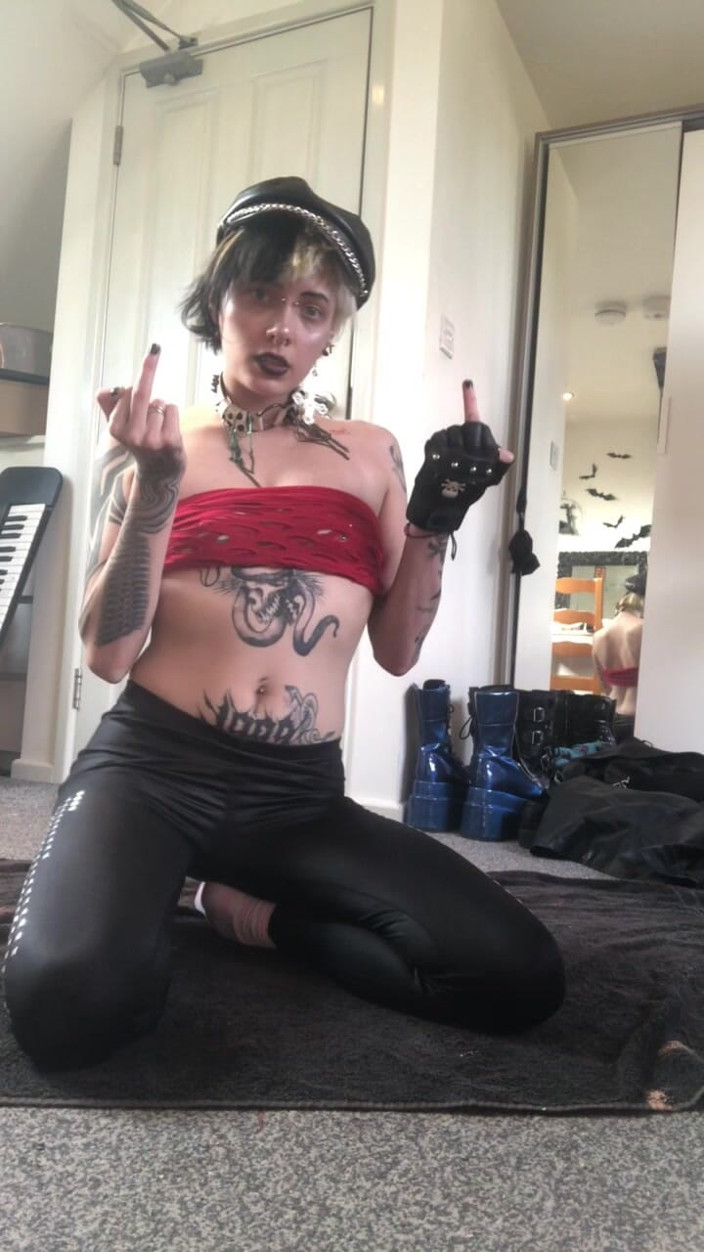 Glitterqueen1999: Goth Domme lacht om je lul, neukt je en vernedert...