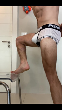 หนุ่มรัสเซียตัวใหญ่โชว์ขาและกล้ามเนื้อล่ำ
