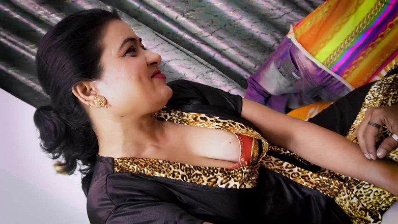 Queen star Desi: Bhabi desi dikongkek dengan suaminya dan freinds ke sath, seks...