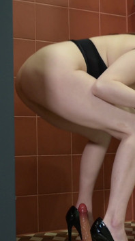 Kencing pada zakar di tandas lesbian