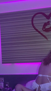 Zralý muž šuká drobnou trans dívku