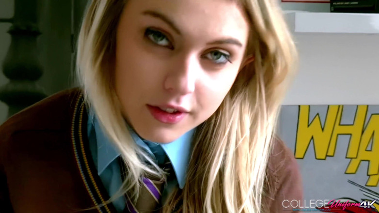 College Uniform: Dragoste pe canapea cu Jucărie Chloe