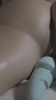 나는 격렬한 오르가즘에 도달하기 위해 내 믿음직한 히타치 바이브레이터 위에 누워 있다.