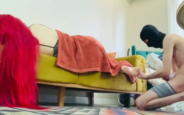 Mistressrola: Enteado gozando nos meus pés