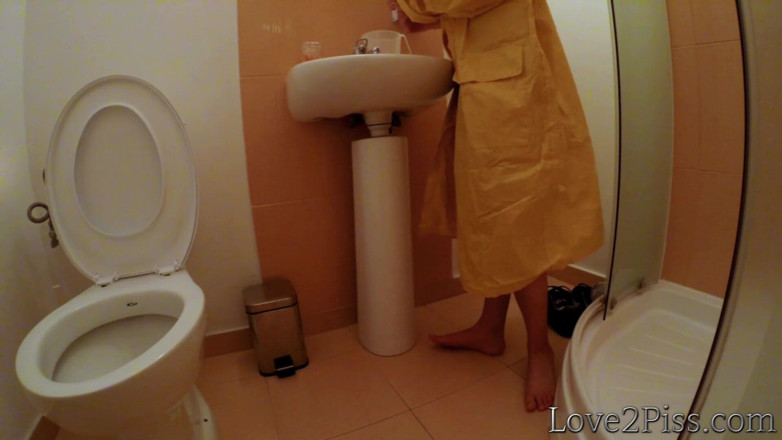Love 2 Piss: Peeing in a jar