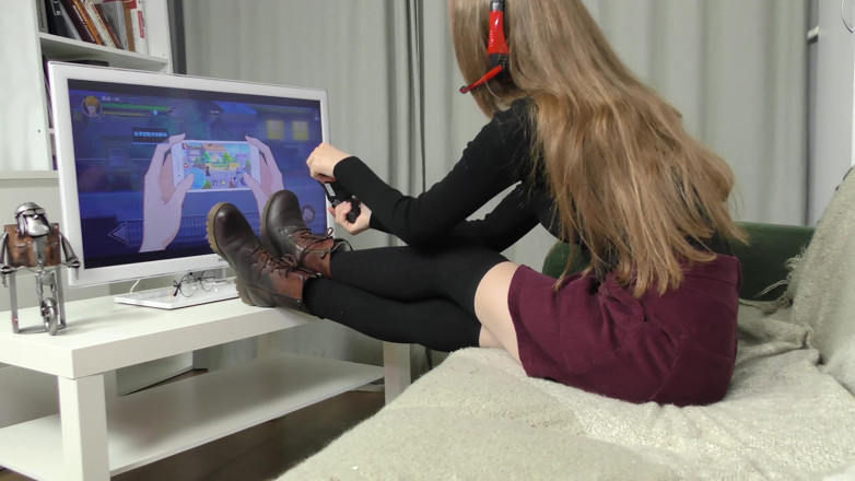 Peaches and Bananas: Ragazza gamer nuda