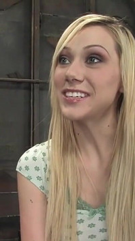 Samantha Sin - blond, rasiert, toned und eine ehemalige Turnerin - jetzt ein erstes bondage-modell