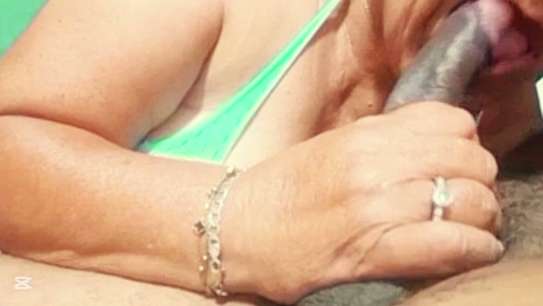 Milfta boohot: Zralá šedesátiletá bohatá MILF strká penis do úst a pak do kundičky