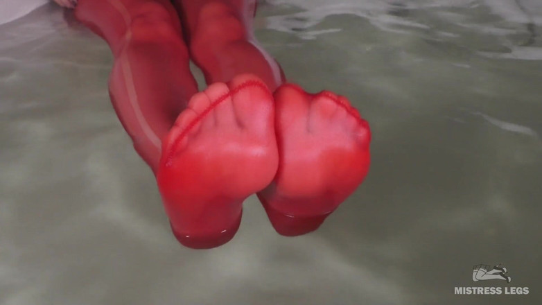 Mistress Legs: Ontspan en kijk hoe mijn rode nylon tenen wiebelen