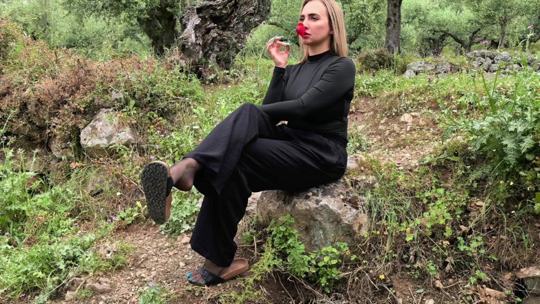 Goddess Lena: Birkenstock &amp; Nylons en plein air