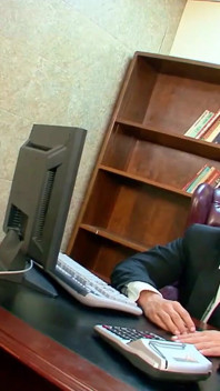 L'arrapante segretaria lascia che il suo capo la scopi per un rilancio