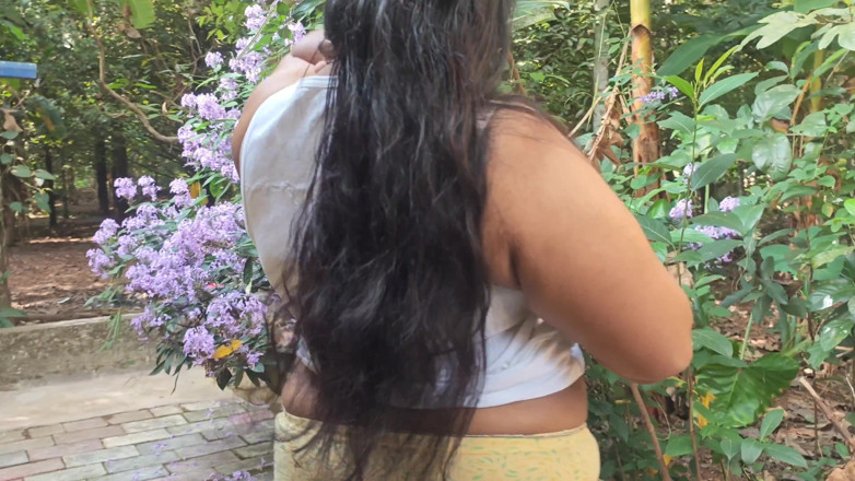 Anne Ipe: Awek desi cantik berbogel di luar di taman