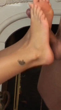 Always looking for who will fuck her the beautiful brunette makes her friend's cock enjoy even with her feet