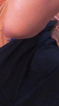 Getatoeëerde babe tiener houdt er echt van om aan mijn lul te zuigen na de les