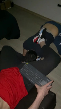 Zná své místo. Přiměju ho začít tam, kde by mi každý dobrý sub měl být u nohou