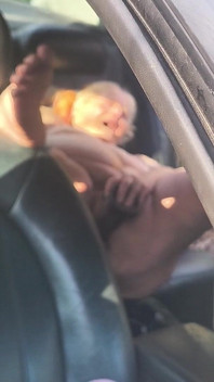 เขากำลังดูอีกครั้ง รอยยิ้ม naughty ของคนแปลกหน้า