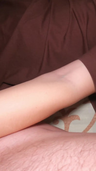 Ma demi-sœur me branle la bite et en a un orgasme !