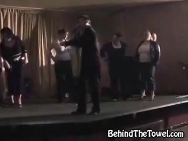 Behind The Towel: 타오르는 핫 : 소방관 유니폼의 스트리퍼는 욕망을 점화