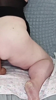 Tchýně s velkým zadkem a hračkou pro její velkou kundičku