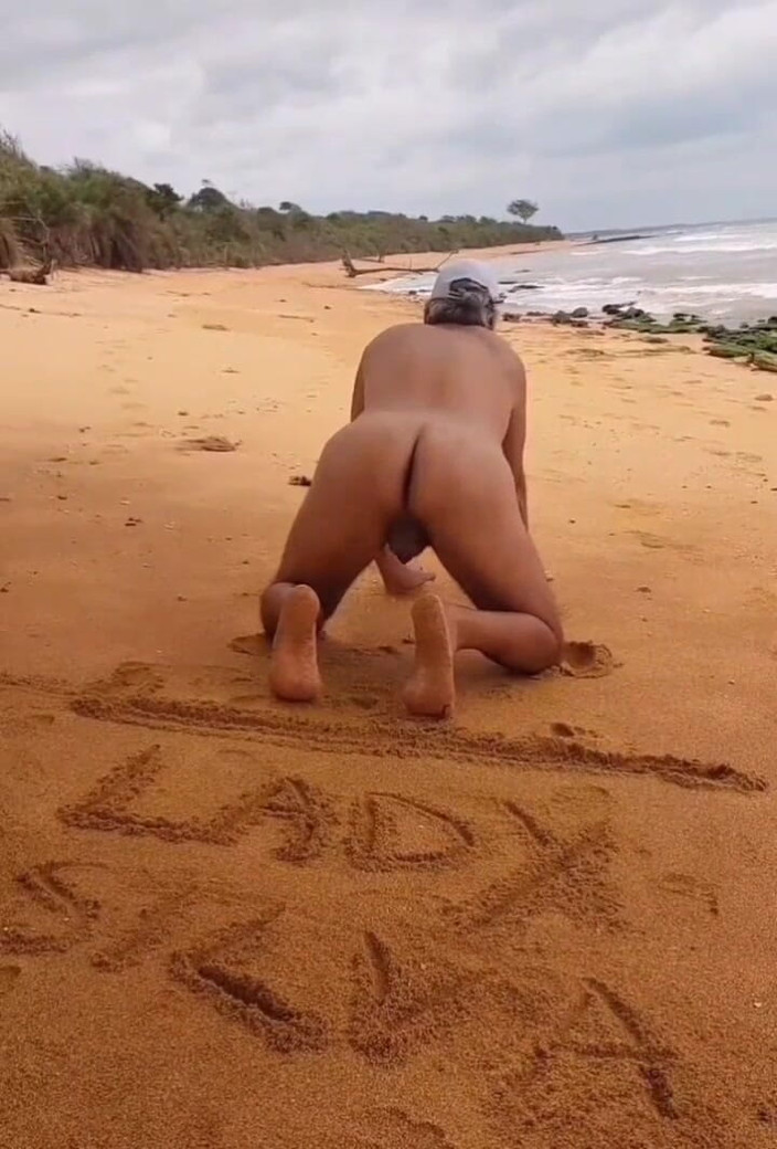 Ladysilvas: Ladysilva bugil di pantai! Hot banget!