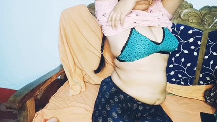 Desi Angel: インドの温泉はステップママ誘惑と角質のためのクソ彼女の大きなお尻