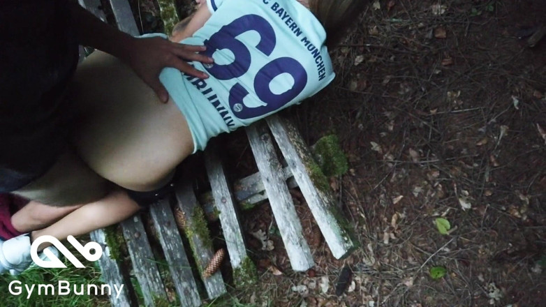 Gymbunny: Lascia la casa sfruttata - Creampie geiler al limitare della foresta