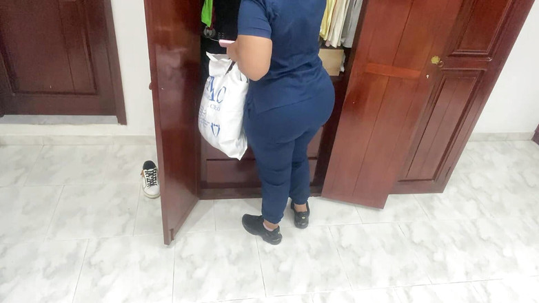 irina69star: Moje macecha s velkým zadkem chycena v její nejintimnější chvíli