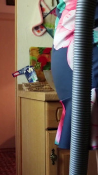 Sexe avec une femme de ménage excitée dans la cuisine d’un appartement de vacances.
