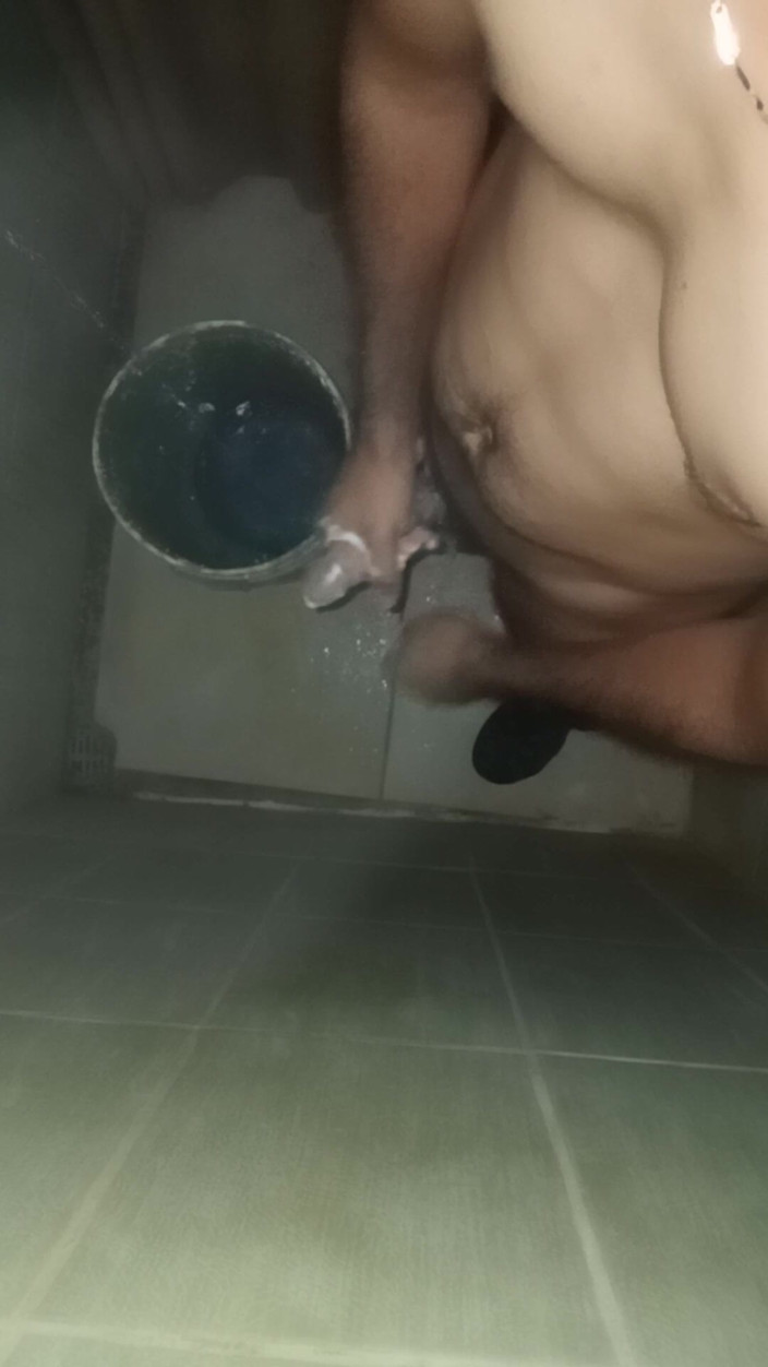 Cute boy jerks off: Štíhlý chlap se sprchuje, aby masturboval