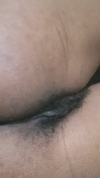Cabelo entre as pernas criando um visual natural de buceta peluda - vibrações amadoras autênticas