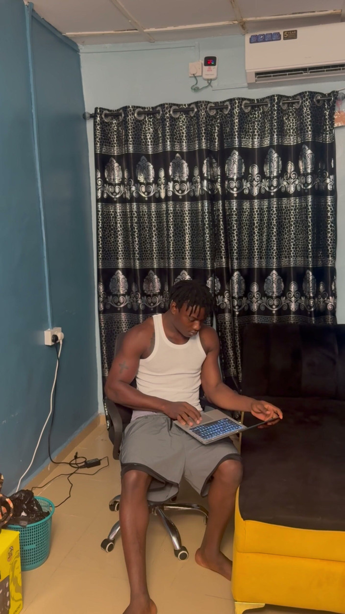 Blackthug20k: Táta se nudí